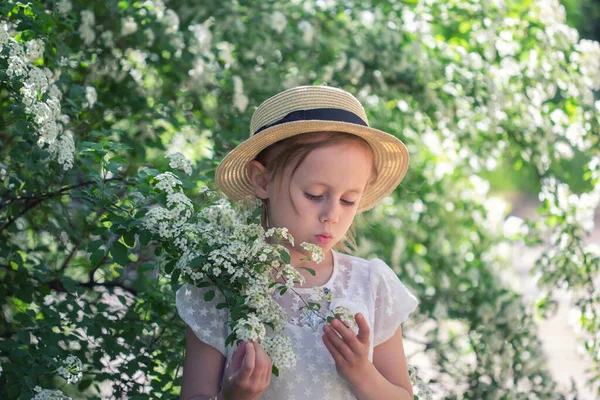 Retrato Hermosa Niña Caucásica Vestido Boho Arbusto Floreciente Con Flores — Foto de Stock