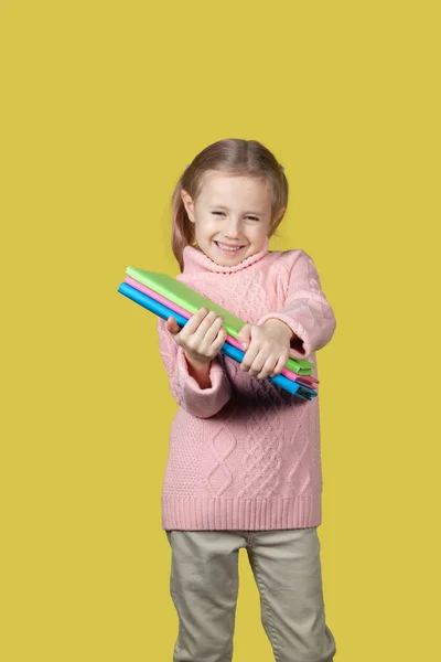 Porträt Eines Glücklichen Grundschulmädchens Das Auf Gelbem Hintergrund Die Kamera — Stockfoto