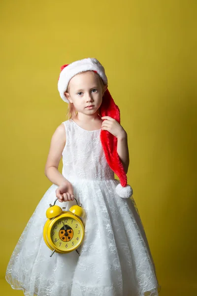 Rozkošná Běloška Vánoční Čepici Santa Budíkem Rukou Místo Pro Tvou — Stock fotografie