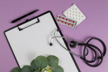 Bir hastanın tedavi planı, doktorun masasının üstü. Stetoskop, not defteri, tıbbi konsept