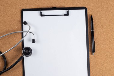 Bir hastanın tedavi planı, doktorun masasının üstü. Stetoskop, not defteri, tıbbi konsept