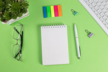 Not defterini masaüstünde boş bir sayfa ile aç, üst görünüm.