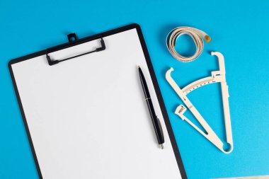 Diyetisyen bir doktorda zayıflama planı, masaüstü görüşü.