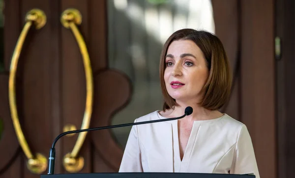 Chisinau, Moldova - 15 Haziran 2022: Fransa Cumhurbaşkanı Emmanuel Macron, Macron 'un Chisinau' daki resmi ziyareti kapsamında ortak basın toplantısı düzenledi.