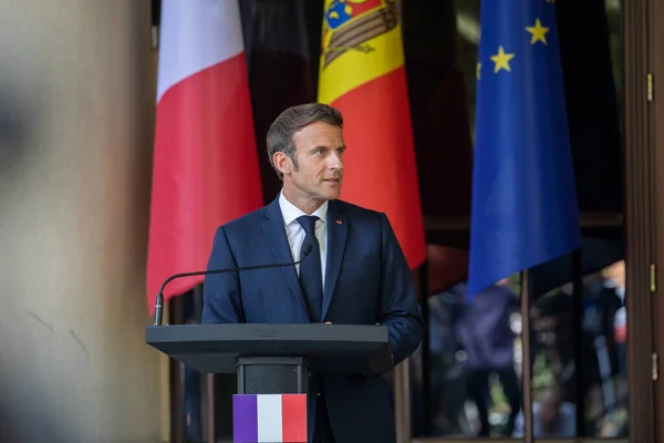 Chisinau, Moldova - 15 Haziran 2022: Fransa Cumhurbaşkanı Emmanuel Macron, Macron 'un Chisinau' daki resmi ziyareti kapsamında ortak basın toplantısı düzenledi.