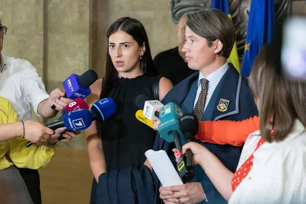Chisinau, Moldova - 21 Haziran 2022: yolsuzlukla mücadele savcıları Igor Dodon, Eugenia Zubco (L) ve Petru Iarmaliuc (R))