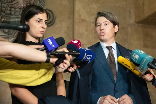 Chisinau, Moldova - 21 Haziran 2022: yolsuzlukla mücadele savcıları Igor Dodon, Eugenia Zubco (L) ve Petru Iarmaliuc (R))