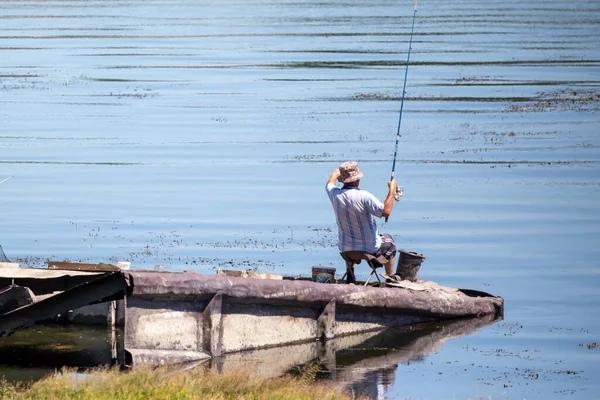 Dniester Nehri 'ndeki balıkçı, Dubasari, Moldova yakınlarında.