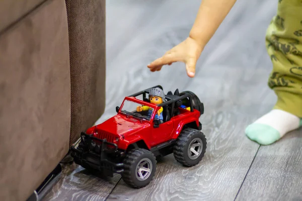 Yerde oyuncak araba var.