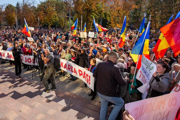 Chisinau, Moldova - 25 Eylül 2022: Chisinau 'da hükümet karşıtı miting. Chisinau 'daki 