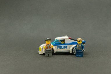 Bauru, Brezilya. 15 Eylül 2019. Polis arabası kullanan polis memurunun minimumu lego figürü. Polis devriyesi suçlular için çok önemlidir. Lego minyatürleri Lego Grubu tarafından üretiliyor..