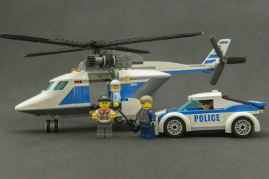 Bauru, Brezilya. 15 Eylül 2019. Polis eskortuyla kelepçelenmiş küçük hırsız figürü. Polis memurları tehlikeli bir suç taşıyorlar. Lego minyatürleri Lego Grubu tarafından üretiliyor..