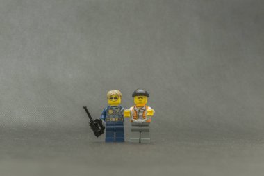 Bauru, Brezilya. 15 Eylül 2019, Lego polis eskortuyla kelepçelenmiş küçük hırsız figürü. Kanun, polis yetkilileri tarafından uygulanıyor. Lego minyatürleri Lego Grubu tarafından üretiliyor..