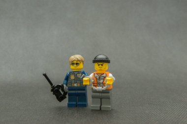 Bauru, Brezilya. 15 Eylül 2019, Lego polis eskortuyla kelepçelenmiş küçük hırsız figürü. Kanun, polis yetkilileri tarafından uygulanıyor. Lego minyatürleri Lego Grubu tarafından üretiliyor..