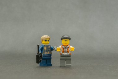Bauru, Brezilya. 15 Eylül 2019, Lego polis eskortuyla kelepçelenmiş küçük hırsız figürü. Kanun, polis yetkilileri tarafından uygulanıyor. Lego minyatürleri Lego Grubu tarafından üretiliyor..