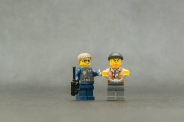 Bauru, Brezilya. 15 Eylül 2019, Lego polis eskortuyla kelepçelenmiş küçük hırsız figürü. Kanun, polis yetkilileri tarafından uygulanıyor. Lego minyatürleri Lego Grubu tarafından üretiliyor..