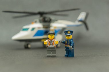Bauru, Brezilya. 15 Eylül 2019. Polis eskortuyla kelepçelenmiş küçük hırsız figürü. Polis memurları tehlikeli bir suç taşıyorlar. Lego minyatürleri Lego Grubu tarafından üretiliyor..