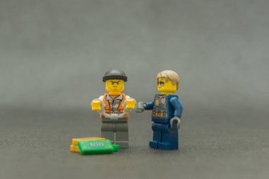 Bauru, Brezilya. 15 Eylül 2019, Lego polis eskortuyla kelepçelenmiş küçük hırsız figürü. Kanun, polis yetkilileri tarafından uygulanıyor. Lego minyatürleri Lego Grubu tarafından üretiliyor..