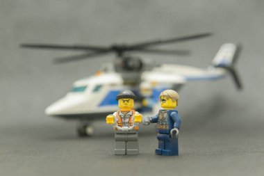 Bauru, Brezilya. 15 Eylül 2019. Polis eskortuyla kelepçelenmiş küçük hırsız figürü. Polis memurları tehlikeli bir suç taşıyorlar. Lego minyatürleri Lego Grubu tarafından üretiliyor..