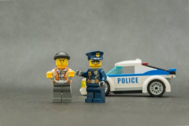 Bauru, Brezilya. 15 Eylül 2019, Lego polis eskortuyla kelepçelenmiş küçük hırsız figürü. Kanun, polis yetkilileri tarafından uygulanıyor. Lego minyatürleri Lego Grubu tarafından üretiliyor..