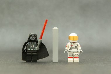 Bauru, Brezilya. 15 Eylül 2019 'da Darth Vader kırmızı kılıç ışığını tutuyor ve korkmuş bir astronotu elleri havada teslim ediyor. Lego minyatürleri Lego Grubu tarafından üretiliyor..