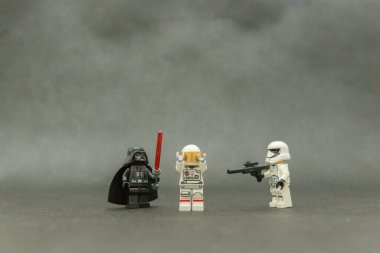 Bauru, Brezilya. 15 Eylül 2019, Darth Vader ve bir Stormtrooper uzayda kaybolan bir astronotu canlandırdılar. Kötülük iyilikten önce gelir. Lego minyatürleri Lego Grubu tarafından üretiliyor..