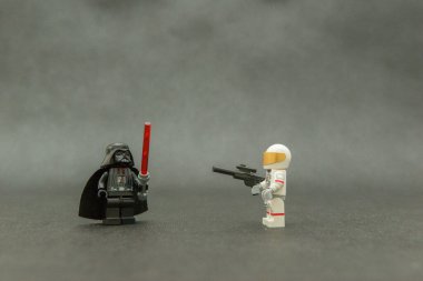 Bauru, Brezilya. 15 Eylül 2019: Astronot Darth Vaderr 'i silahıyla teslim etti. Dart Vader kırmızı ışın kılıcını tutuyor. Lego minyatürleri Lego Grubu tarafından üretiliyor..