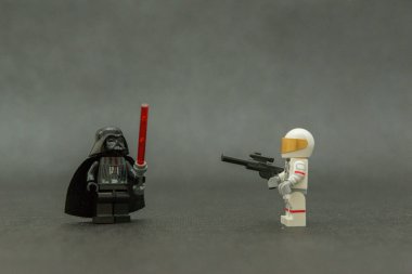 Bauru, Brezilya. 15 Eylül 2019: Astronot Darth Vaderr 'i silahıyla teslim etti. Dart Vader kırmızı ışın kılıcını tutuyor. Lego minyatürleri Lego Grubu tarafından üretiliyor..