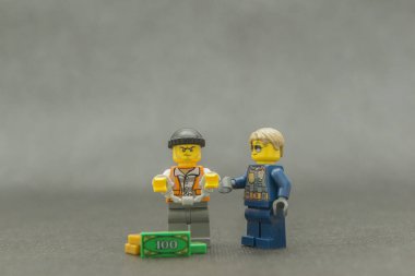 Bauru, Brezilya. 15 Eylül 2019, Lego polis eskortuyla kelepçelenmiş küçük hırsız figürü. Kanun, polis yetkilileri tarafından uygulanıyor. Lego minyatürleri Lego Grubu tarafından üretiliyor..