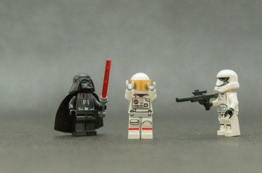 Bauru, Brezilya. 15 Eylül 2019, Darth Vader ve bir Stormtrooper uzayda kaybolan bir astronotu canlandırdılar. Kötülük iyilikten önce gelir. Lego minyatürleri Lego Grubu tarafından üretiliyor..
