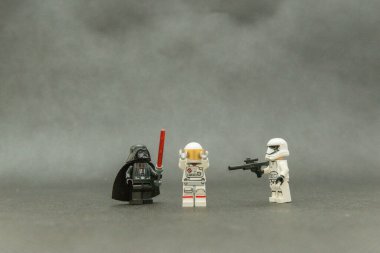 Bauru, Brezilya. 15 Eylül 2019, Darth Vader ve bir Stormtrooper uzayda kaybolan bir astronotu canlandırdılar. Kötülük iyilikten önce gelir. Lego minyatürleri Lego Grubu tarafından üretiliyor..