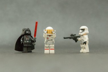Bauru, Brezilya. 15 Eylül 2019, Darth Vader ve bir Stormtrooper uzayda kaybolan bir astronotu canlandırdılar. Kötülük iyilikten önce gelir. Lego minyatürleri Lego Grubu tarafından üretiliyor..