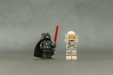 Bauru, Brezilya. 15 Eylül 2019 'da Darth Vader kırmızı kılıç ışığını tutuyor ve korkmuş bir astronotu elleri havada teslim ediyor. Lego minyatürleri Lego Grubu tarafından üretiliyor..