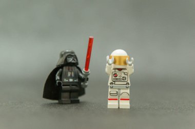 Bauru, Brezilya. 15 Eylül 2019 'da Darth Vader kırmızı kılıç ışığını tutuyor ve korkmuş bir astronotu elleri havada teslim ediyor. Lego minyatürleri Lego Grubu tarafından üretiliyor..