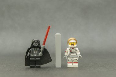 Bauru, Brezilya. 15 Eylül 2019 'da Darth Vader kırmızı kılıç ışığını tutuyor ve korkmuş bir astronotu elleri havada teslim ediyor. Lego minyatürleri Lego Grubu tarafından üretiliyor..