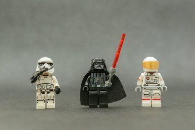 Bauru, Brezilya. 15 Eylül 2019, Darth Vader ve bir Stormtrooper uzayda kaybolan bir astronotu canlandırdılar. Kötülük iyilikten önce gelir. Lego minyatürleri Lego Grubu tarafından üretiliyor..