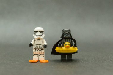 Bauru, Brezilya. 15 Eylül 2019. Star Wars lego figürü. Darth Vader ve Stormtrooper ördek şamandırası ve yüzgeçleriyle tatildeler. Darth Vader sahilde eğlenmek için sarı ördek şamandırası kullanıyor. Bauru, Brezilya. 15 Eylül 2019. Yıldız Savaşları lego minif