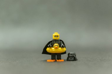 Bauru, Brezilya. 15 Eylül 2019, Star Wars lego figürü. Darth Vader tatilde, ördek şamandırası ve yüzgeçleriyle. Darth Vader yaz boyunca sahilde eğlenmek için sarı ördek şamandırası kullanıyor..