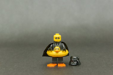 Bauru, Brezilya. 15 Eylül 2019, Star Wars lego figürü. Darth Vader tatilde, ördek şamandırası ve yüzgeçleriyle. Darth Vader yaz boyunca sahilde eğlenmek için sarı ördek şamandırası kullanıyor..