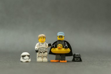 Bauru, Brezilya. 15 Eylül 2019. Star Wars lego figürü. Darth Vader ve dişi Stormtrooper kasksız, güneş gözlüklü ve tatilde. Darth Vader eğlence için sarı ördek şamandırası kullanıyor..