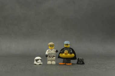Bauru, Brezilya. 15 Eylül 2019. Star Wars lego figürü. Darth Vader ve dişi Stormtrooper kasksız, güneş gözlüklü ve tatilde. Darth Vader eğlence için sarı ördek şamandırası kullanıyor..