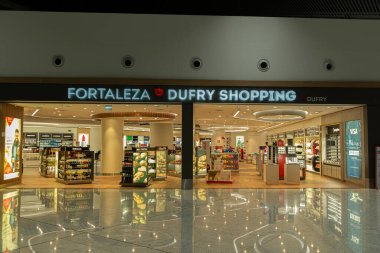 Campinas, Viracopos Havaalanı, Brezilya - 24 Mart 2022: Parfümler, çikolatalar, giysiler, oyuncaklar ve alkolsüz içecekler gibi ilk ürünlerin satışı için havaalanında lüks mağaza