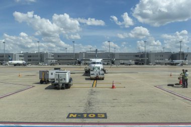 Campinas, Viracopos Havaalanı, Brezilya - 24 Mart 2022: güneşli bir günde havaalanında ATR-72 model turbopervane yolcu uçağı parkının ön görüntüsü. ATR-72 orta büyüklükte, basınçlı, çift motorlu...