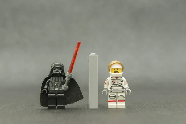 Bauru, Brezilya. 15 Eylül 2019 'da Darth Vader kırmızı kılıç ışığını tutuyor ve korkmuş bir astronotu elleri havada teslim ediyor. Lego minyatürleri Lego Grubu tarafından üretiliyor..