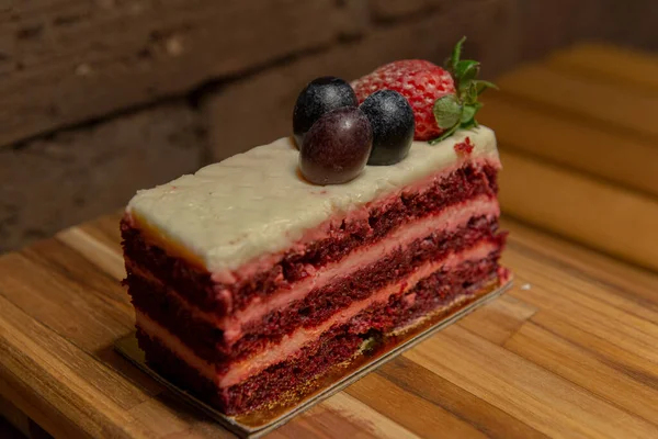 Composition Delicious Red Velvet Cake Topped Grapes Strawberry Wooden Tray — ストック写真