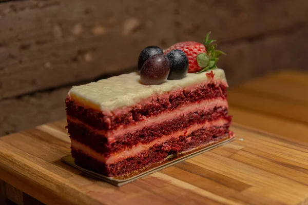 Composizione Con Deliziosa Torta Velluto Rosso Condita Con Uva Fragola — Foto Stock