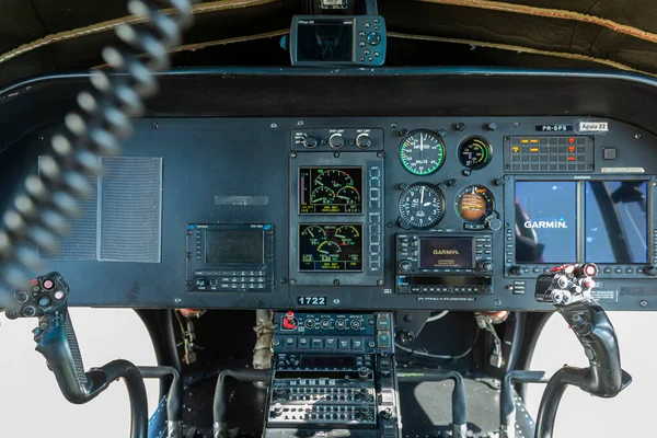 2022年5月24日 直升机座舱飞行仪表板或直升机座舱飞行 Eurocopterb3 As350 直升机内的周期控制棒和仪表盘 — 图库照片