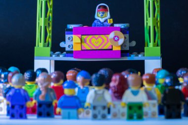 Lego DJ mini figürü sahnede binlerce izleyicinin izlediği ve eğlendiği bir gösteri yapıyor. Elektronik aletlerle ve dansla dolu çılgın bir parti. minifigürler LEGO grubu tarafından yapılır.