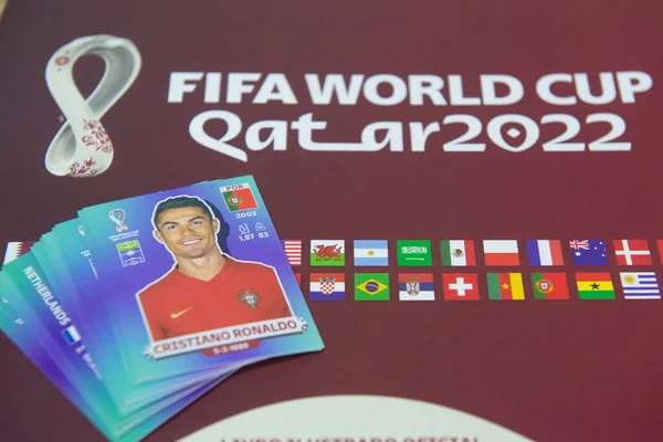 Bauru, Brezilya - 12. SEP 2022: Panini Albümü Fifa Dünya Kupası 2022 - Katar. Masadaki Panini albümündeki çıkartmaları kapat. Dünyanın dört bir yanındaki yetişkinlerden ve çocuklardan Hobbie. Seçici odak.