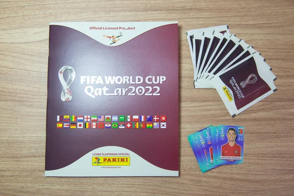 Bauru, Brezilya - 09.12.22: Panini Albüm Fifa Dünya Kupası 2022 - Masadaki Katar. Dünya Kupası takımları FIFA 'dan oyuncuların koleksiyon etiketleri. Seçici odak.